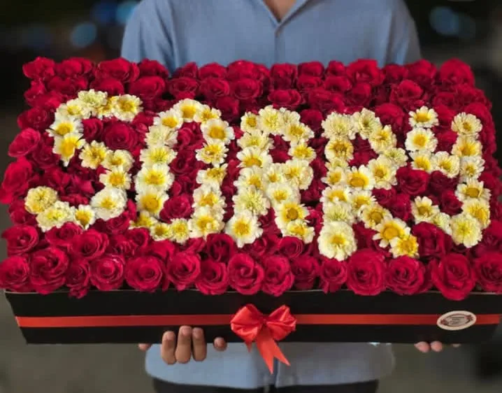 Large Sorry Message red rose detail